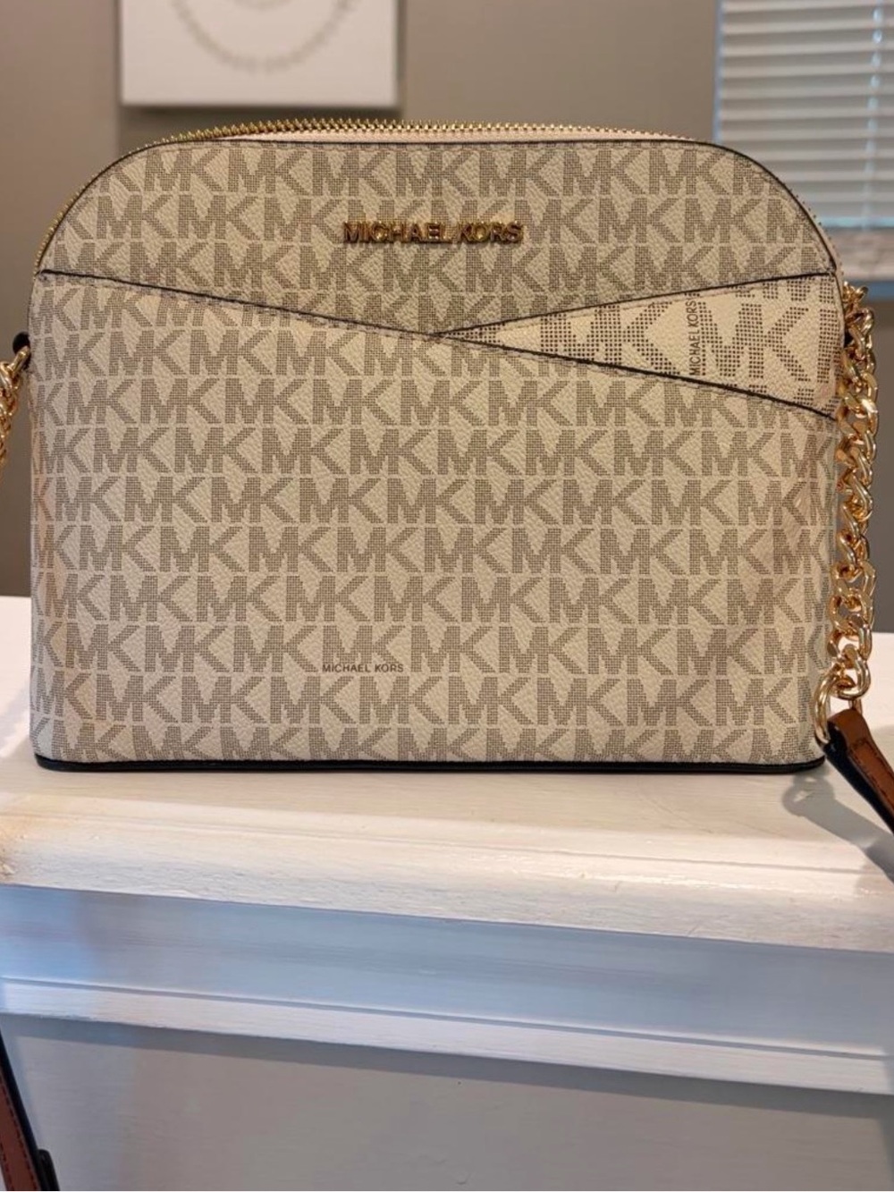 Michael Kors Signature Dome Crossbody in Vanilla/Gold
